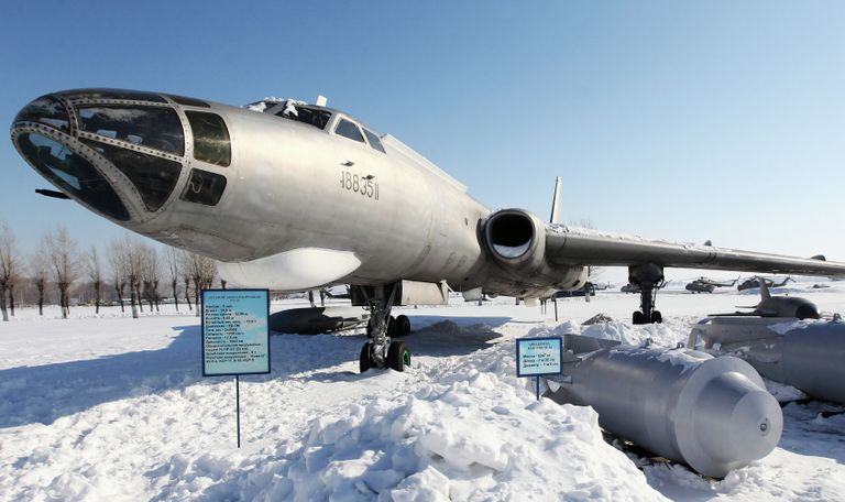 Дальний бомбардировщик ТУ-16 в музее боевых самолетов на аэродроме Дягилево Дальний бомбардировщик ТУ-16 в музее боевых самолетов на аэродроме Дягилево