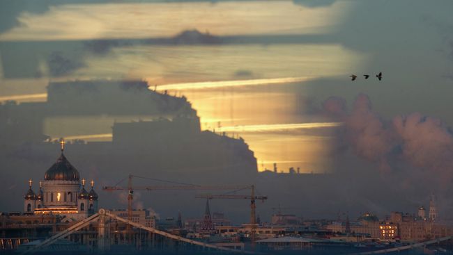 Вид на Храм Христа Спасителя с пешеходного Андреевского моста в Москве.