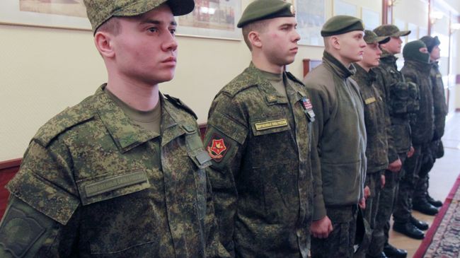 Военнослужащие демонстрируют новую форму российской армии Военнослужащие демонстрируют новую форму российской армии