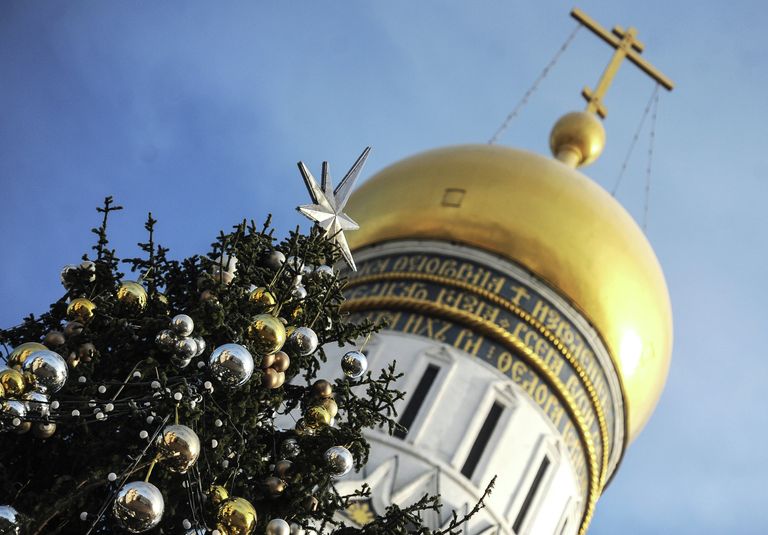 Украшение новогодней елки на Соборной площади Кремля Украшение новогодней елки на Соборной площади Кремля