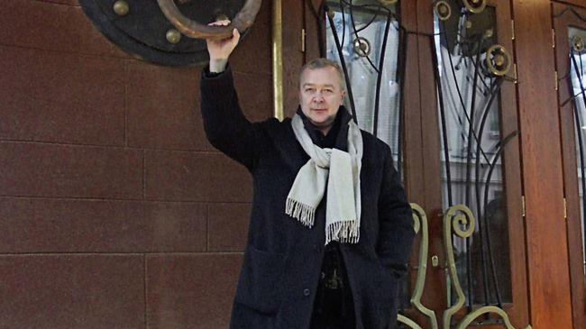 Сергей Проханов около своего Театра Луны Сергей Проханов около своего Театра Луны