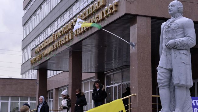 Студенты у здания Российского государственного торгово-экономического университета (РГТЭУ) 