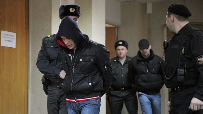 Сотрудники полиции конвоируют фигурантов дела о похищении сына Е. Касперского