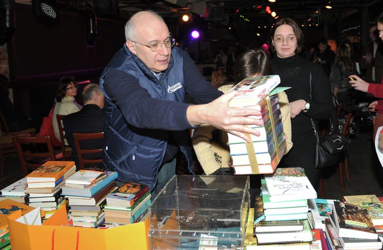 Участники акции СочИтание, прошедшей в Москве во вторник, собрали более 600 книг для детей из трех региональных детских домов Участники акции СочИтание, прошедшей в Москве во вторник, собрали более 600 книг для детей из трех региональных детских домов