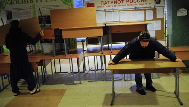 Разбор баррикад в фойе Российского государственного торгово-экономического университета в Москве