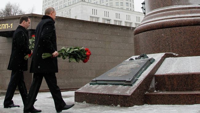 В.Путин и Д.Медведев на открытии памятника П.Столыпину в Москве