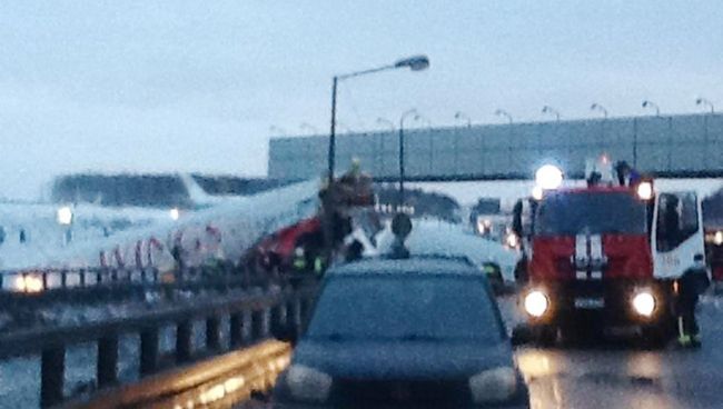 Самолет Ту-204 выехал за пределы ВПП во Внуково и загорелся