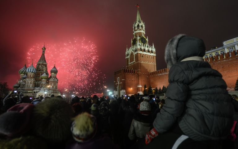 Москвичи и гости столицы, встречающие Новый Год на Красной Площади, наблюдают праздничный салют Москвичи и гости столицы, встречающие Новый Год на Красной Площади, наблюдают праздничный салют