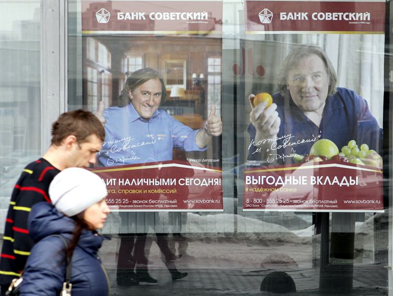 Рекламные плакаты с Жераром Депардье в городах России Рекламные плакаты с Жераром Депардье в городах России
