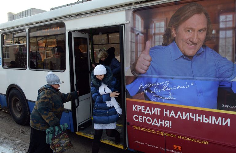 Рекламные плакаты с Жераром Депардье в городах России Рекламные плакаты с Жераром Депардье в городах России