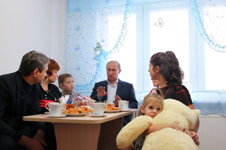 Президент России Владимир Путин во время встречи с новоселами в Крымске Президент России Владимир Путин во время встречи с новоселами в Крымске