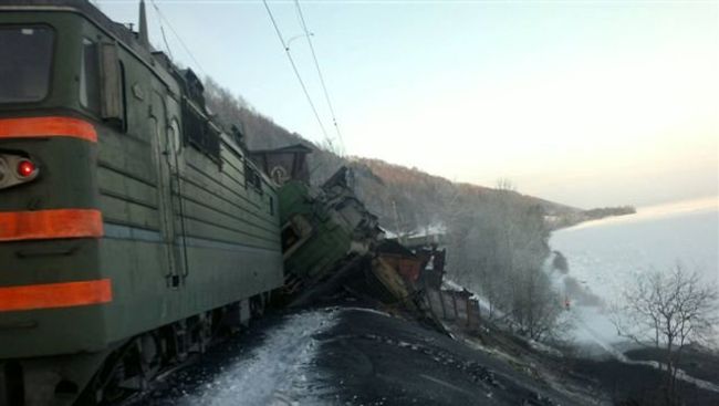 Товарный поезд сошел в рельсов в Иркутской области Товарный поезд сошел в рельсов в Иркутской области