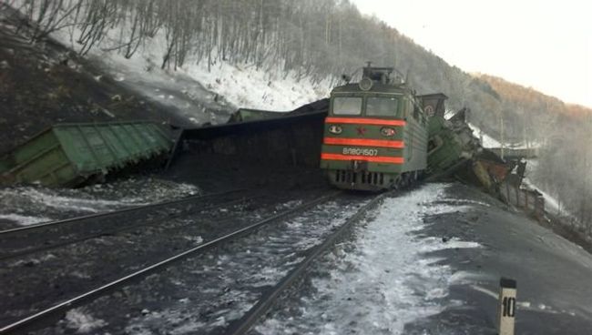 Товарный поезд сошел в рельсов в Иркутской области Товарный поезд сошел в рельсов в Иркутской области