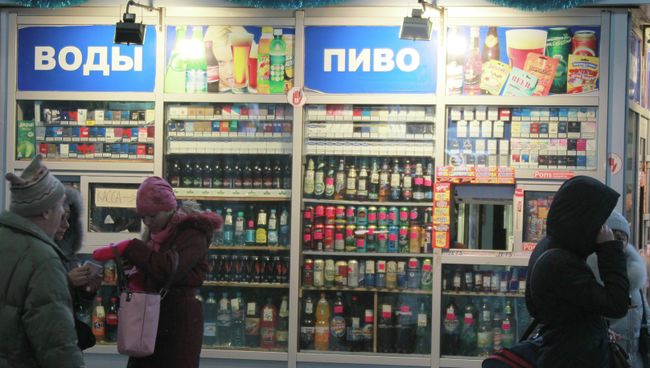 Продажа пива в торговых палатках. Архивнг Продажа пива в торговых палатках. Архивнг