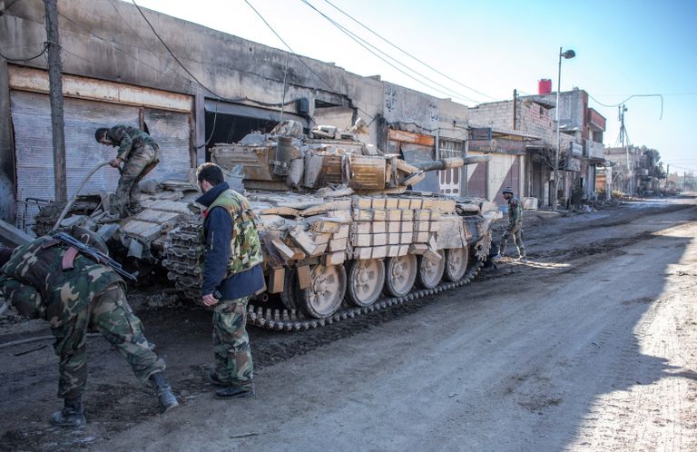 Военнослужащие сирийской армии ремонтируют танк Военнослужащие сирийской армии ремонтируют танк