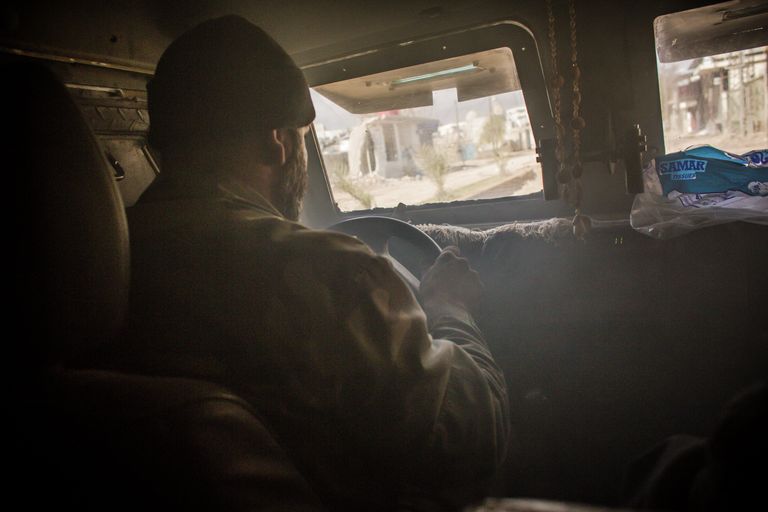 Военнослужащий сирийской армии за рулем бронеавтомобиля в городе Дарайя, Сирия Военнослужащий сирийской армии за рулем бронеавтомобиля в городе Дарайя, Сирия