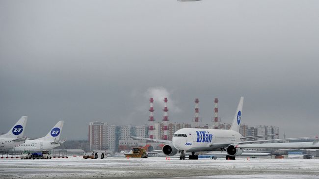 Уборка снега в аэропорту Внуково. Архивное фото