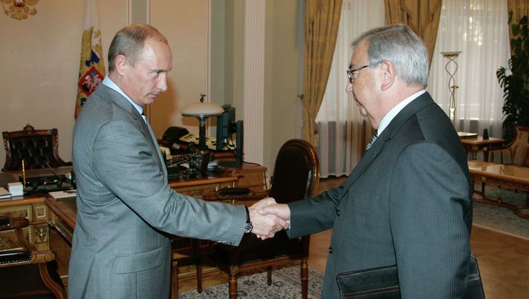 Президент РФ Владимир Путин и глава Торгово-промышленной палаты РФ Евгений Примаков, 2007 год Президент РФ Владимир Путин и глава Торгово-промышленной палаты РФ Евгений Примаков, 2007 год