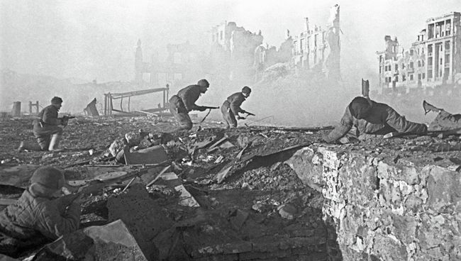 Советские солдаты штурмуют здание в Сталинграде. Архивное фото Советские солдаты штурмуют здание в Сталинграде. Архивное фото