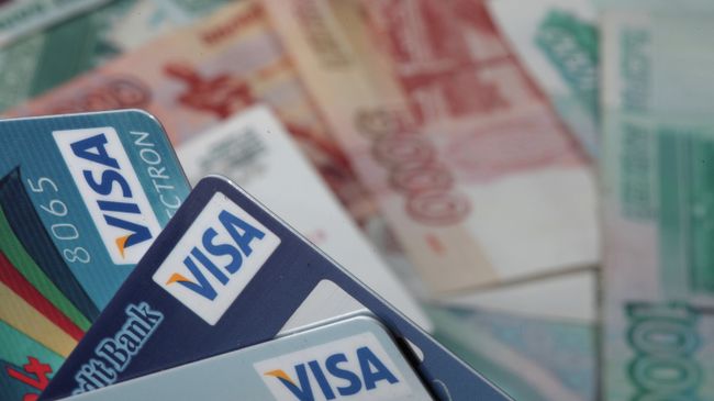 Пластиковые карты Visa, архивное фото