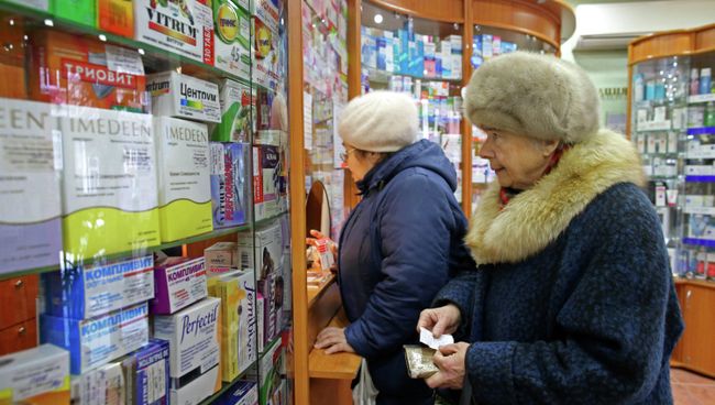 Жительница Калининграда покупает лекарственные препараты в аптеке. Архивное фото Жительница Калининграда покупает лекарственные препараты в аптеке. Архивное фото