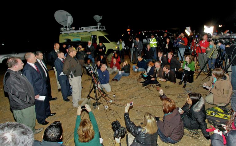 Шериф отвечает на вопросы во время пресс-конференции, посвященной освобождению мальчика в Алабаме Шериф отвечает на вопросы во время пресс-конференции, посвященной освобождению мальчика в Алабаме