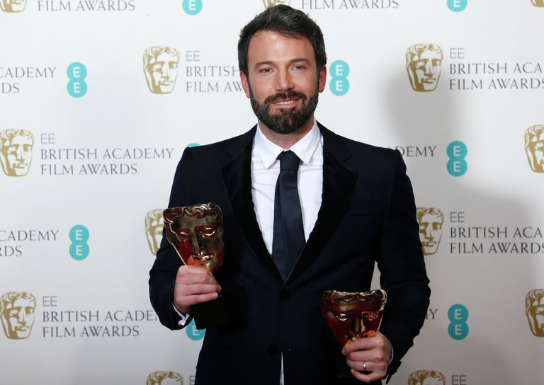 Бен Аффлек с наградами BAFTA за фильм Операция Арго Бен Аффлек с наградами BAFTA за фильм Операция Арго