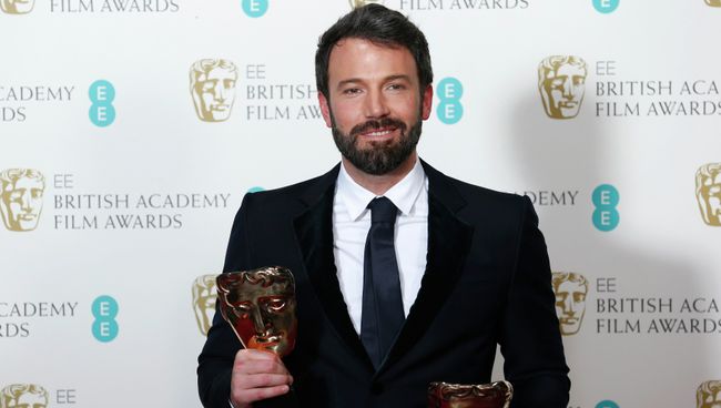 Бен Аффлек с наградами BAFTA за фильм Операция Арго Бен Аффлек с наградами BAFTA за фильм Операция Арго