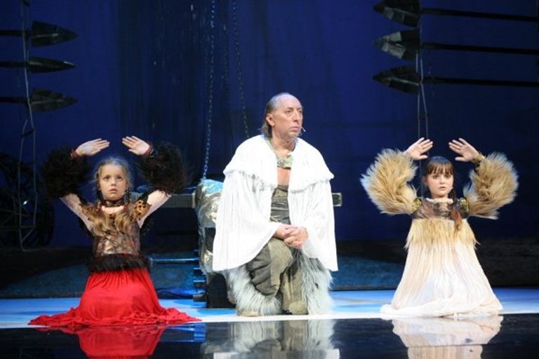 Сцена из спектакля «Лиромания» на сцене Маленькой Луны Сцена из спектакля «Лиромания» на сцене Маленькой Луны