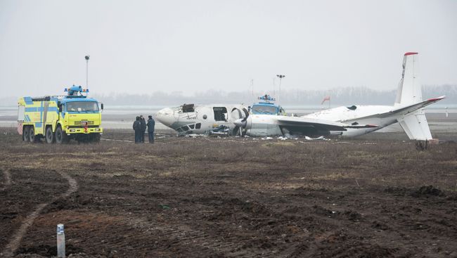 Обломки упавшего самолета Ан-24 под Донецком