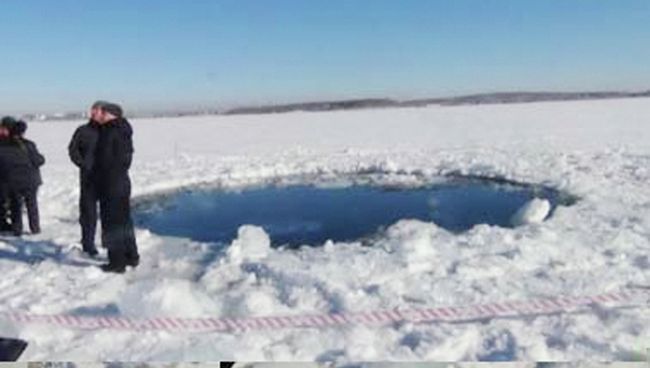 Сотрудники правоохранительных органов, экологи и специалисты МЧС на месте падения осколка метеорита в Челябинской области Сотрудники правоохранительных органов, экологи и специалисты МЧС на месте падения осколка метеорита в Челябинской области