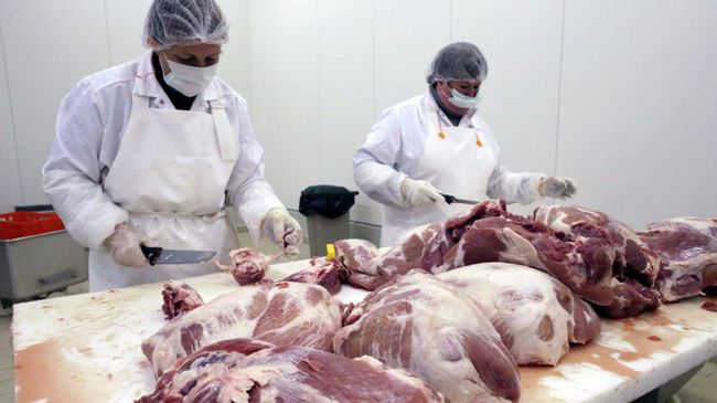 Сотрудники мясоперерабатывающего завода. Архивное фото Сотрудники мясоперерабатывающего завода. Архивное фото