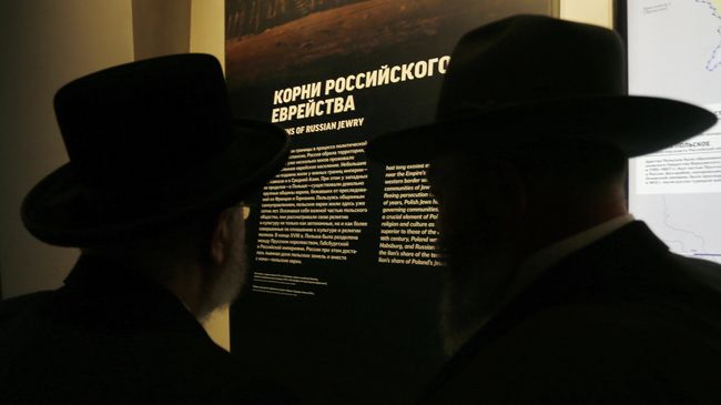 Посетители в Еврейском музее и центре толерантности Посетители в Еврейском музее и центре толерантности