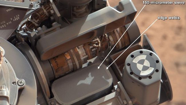 Сито для просеивания образцов, установленное на манипуляторе марсохода Curiosity Сито для просеивания образцов, установленное на манипуляторе марсохода Curiosity
