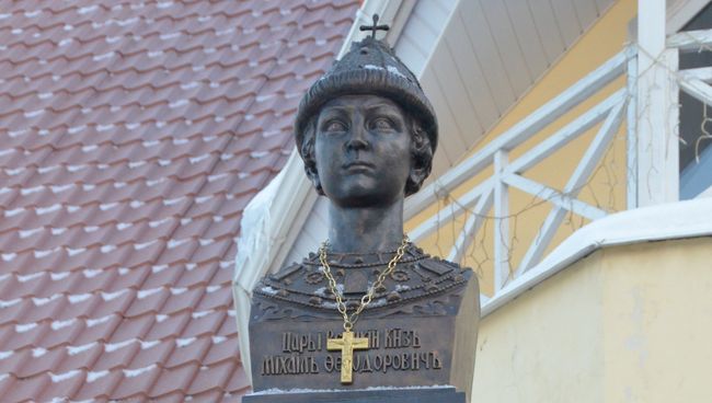 Памятник царю Михаилу Романову в Костроме Памятник царю Михаилу Романову в Костроме