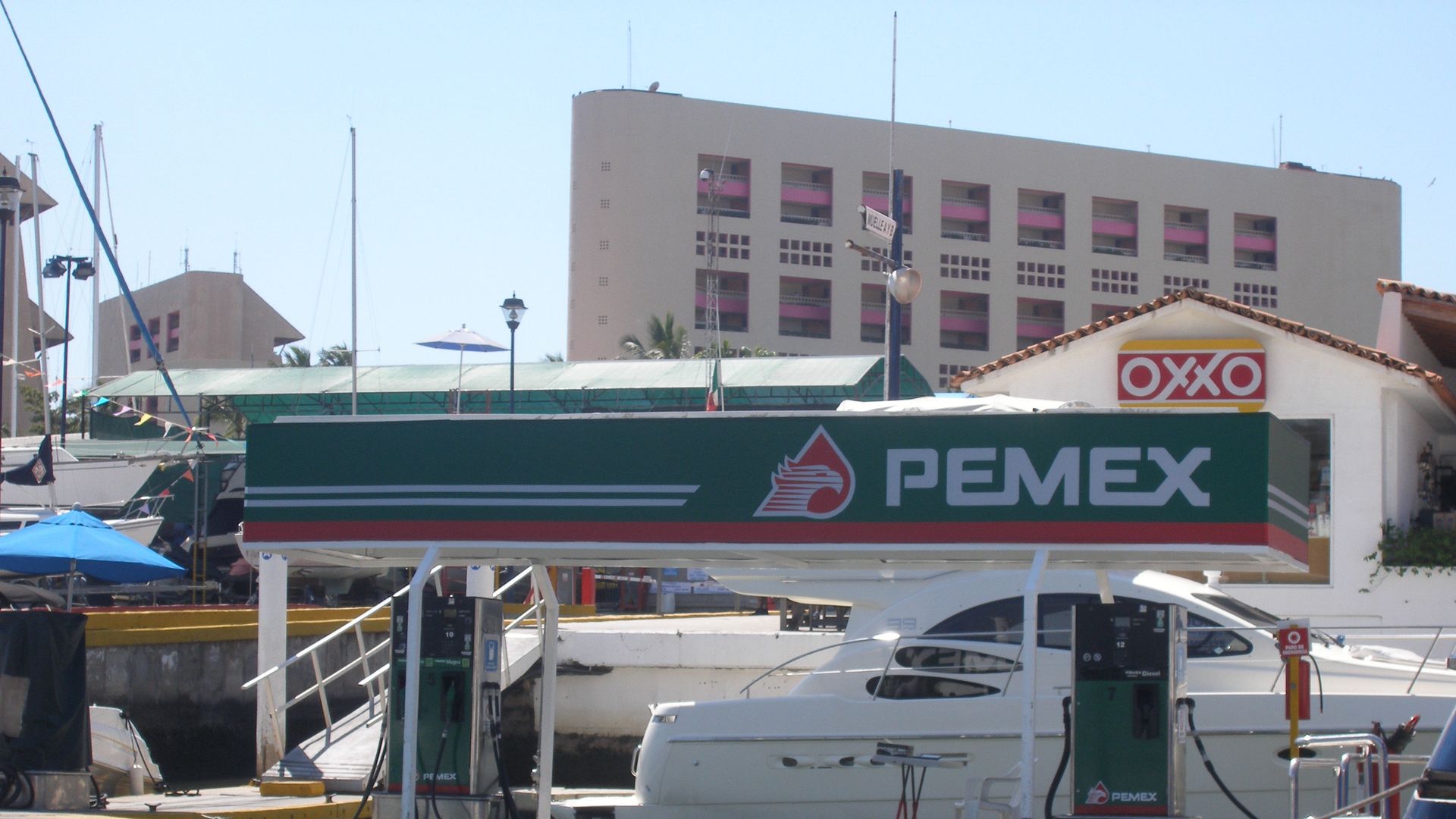 Заправка Pemex в гавани Пуэрто-Вальярты, Мексика. Архив Заправка Pemex в гавани Пуэрто-Вальярты, Мексика. Архив - РИА Новости, 1920, 08.07.2023