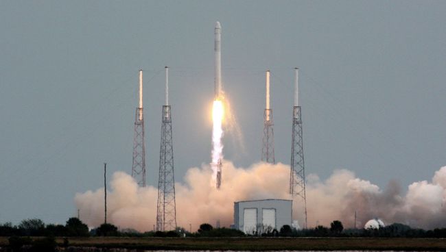 Старт ракеты-носителя Falcon 9 с грузовиком Dragon с мыса Канаверал
