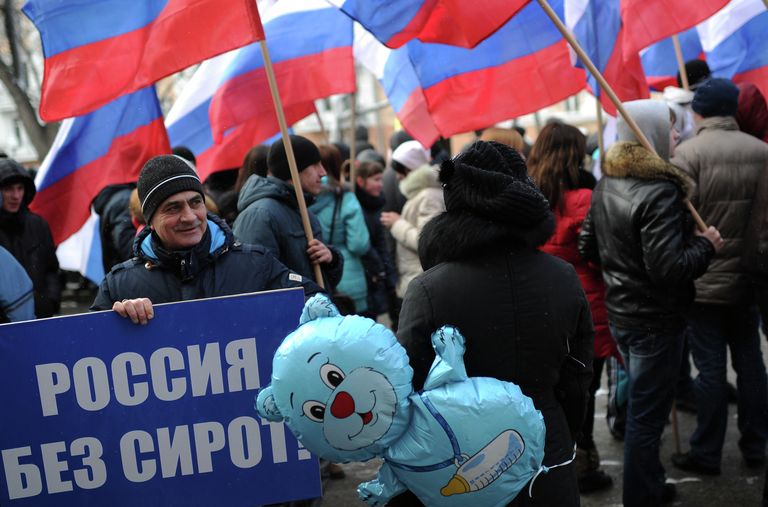 Участники шествия в защиту детей на Гоголевском бульваре в Москве Участники шествия в защиту детей на Гоголевском бульваре в Москве