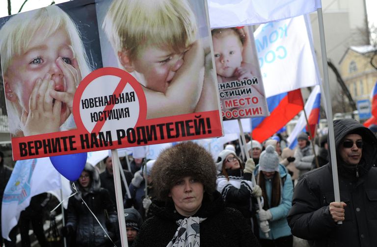 Участники шествия в защиту детей на Гоголевском бульваре в Москве Участники шествия в защиту детей на Гоголевском бульваре в Москве