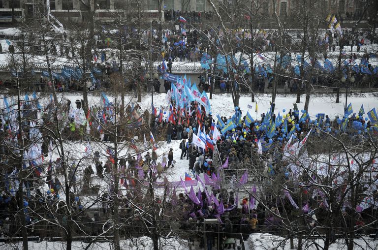 Участники шествия В защиту детей на митинге в Новопушкинском сквере в Москве Участники шествия В защиту детей на митинге в Новопушкинском сквере в Москве