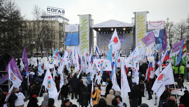 Участники шествия В защиту детей на митинге в Новопушкинском сквере в Москве