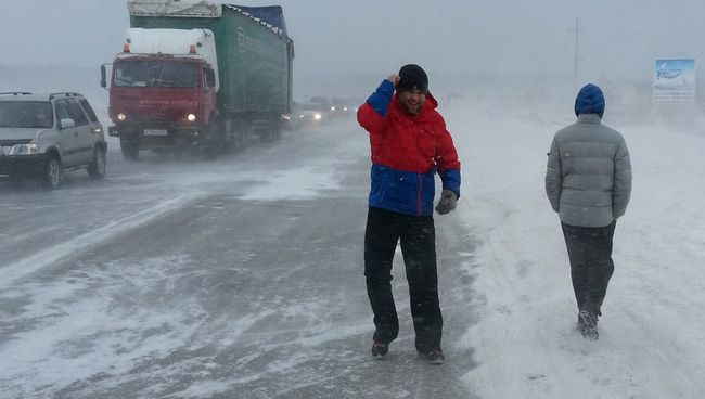 Снегопад в Новосибирской области парализовал движение на трассах