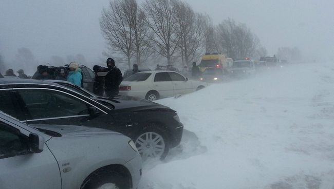 Снегопад в Новосибирской области парализовал движение на трассах