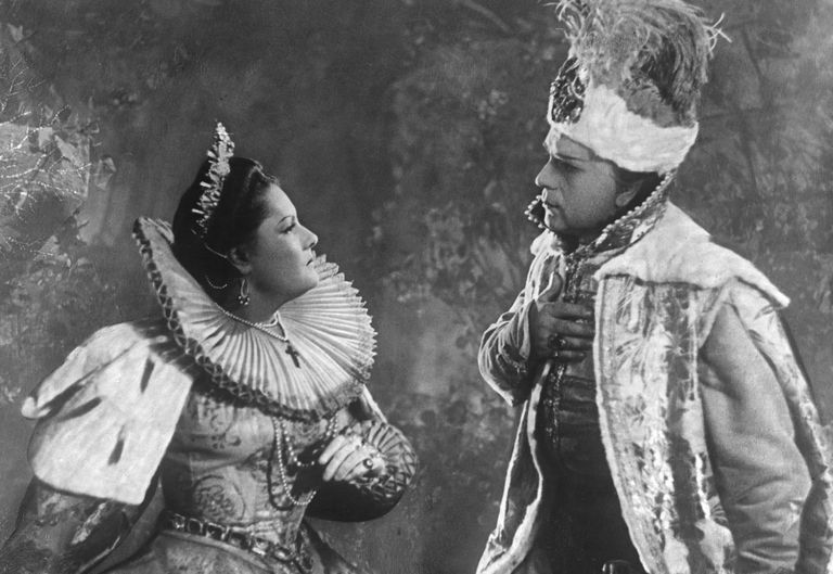Артисты Георгий Нэлепп в роли Самозванца и Лариса Авдеева в роли Марины Мнишек в кинофильме Борис Годунов