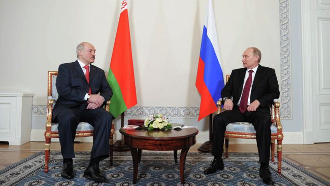 Президент РФ Владимир Путин (справа) и президент Республики Белоруссия Александр Лукашенко Президент РФ Владимир Путин (справа) и президент Республики Белоруссия Александр Лукашенко