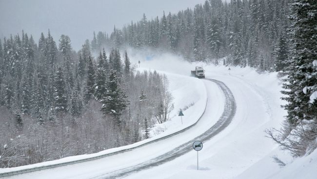 Участок автомобильной дороги, архивное фото Участок автомобильной дороги, архивное фото