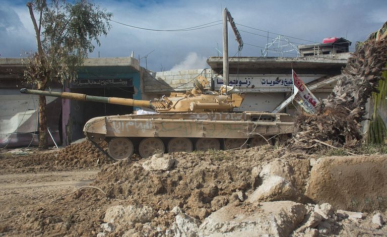 Танк сирийской армии на улице города Дарайя в Сирии Танк сирийской армии на улице города Дарайя в Сирии