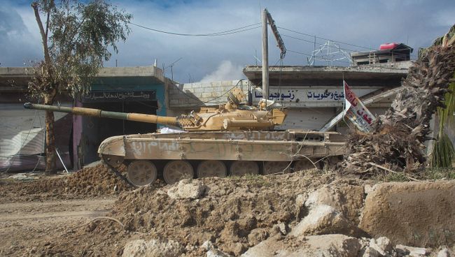 Танк сирийской армии на улице города Дарайя в Сирии. Архив