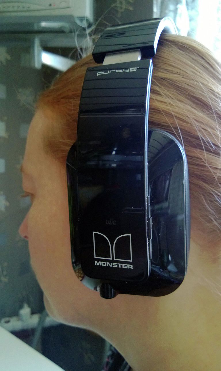 Беспроводные наушники Nokia Purity Pro by Monster для смартфона Lumia 920. На голове Беспроводные наушники Nokia Purity Pro by Monster для смартфона Lumia 920. На голове