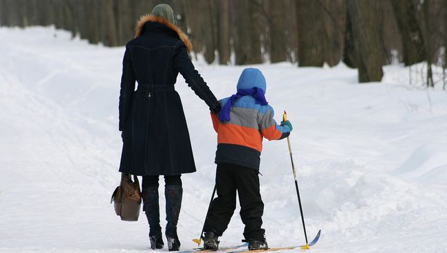 Ребенок с мамой гуляют в лесу